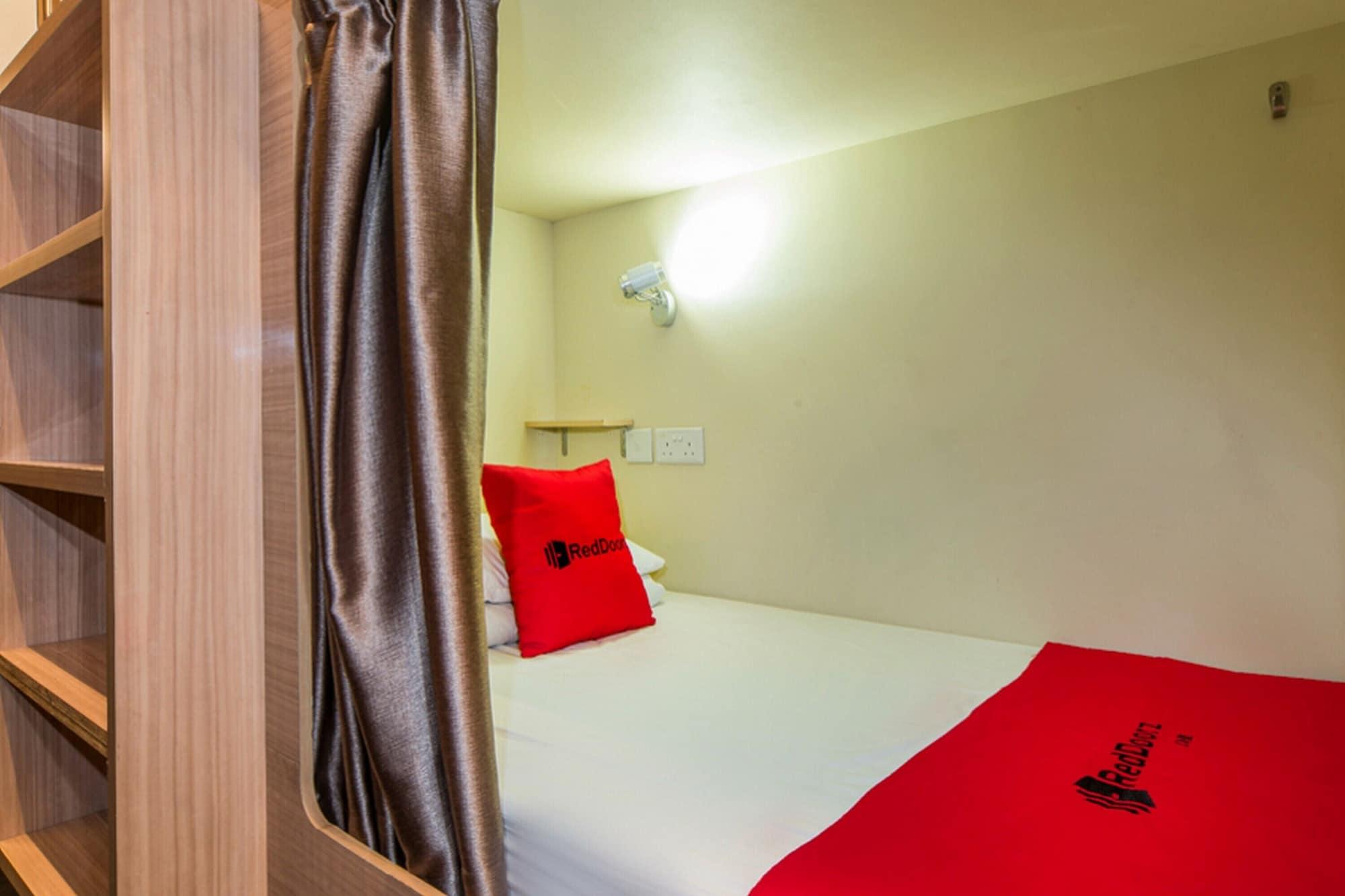 Cabine Individual em Dormitório Misto com 14 Camas