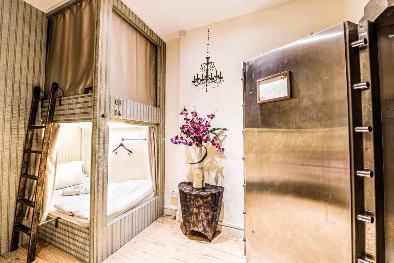 Vault - Super Single Capsule (Upper Deck)