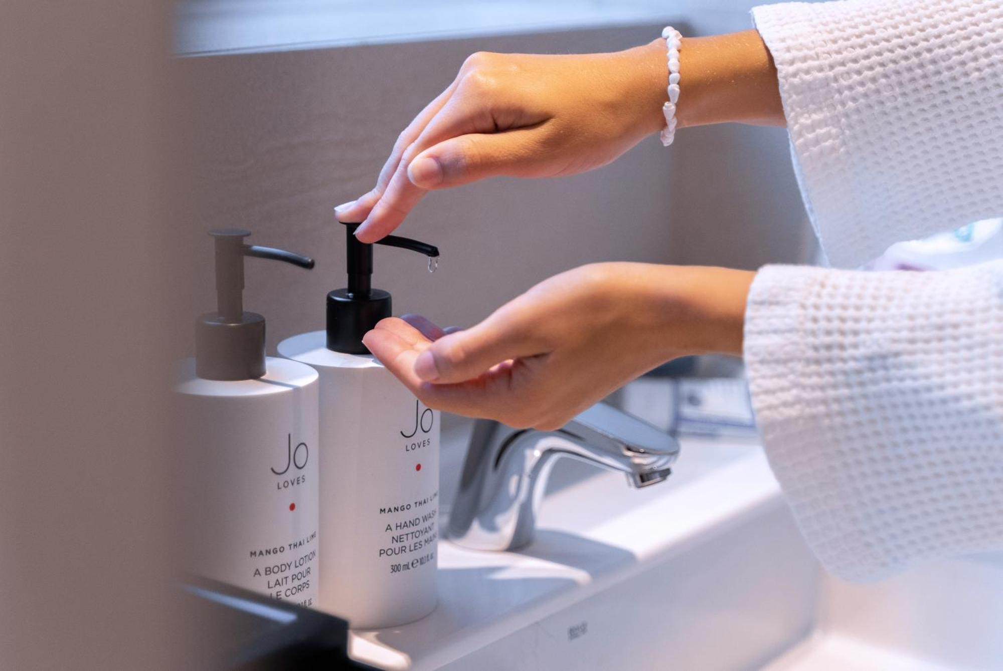 Deluxe One-Bedroom Apartment,1742811370:JPEG