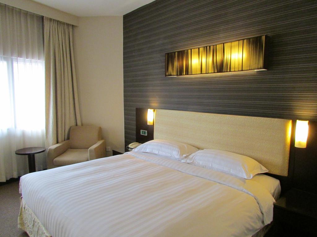 Zimmer mit Queensize-Bett und Verbindungstür
