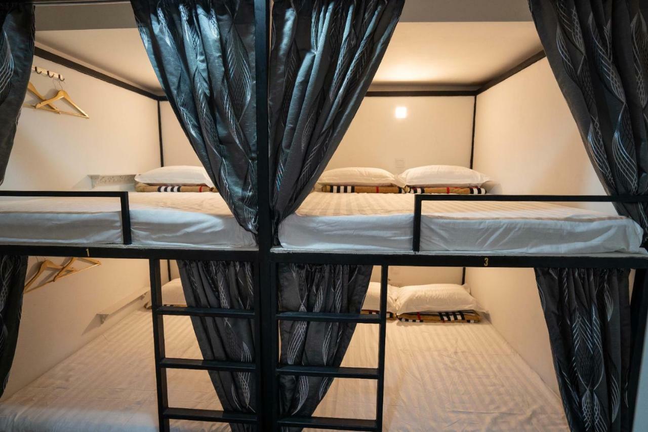 Cama em Dormitório Misto com 8 Camas