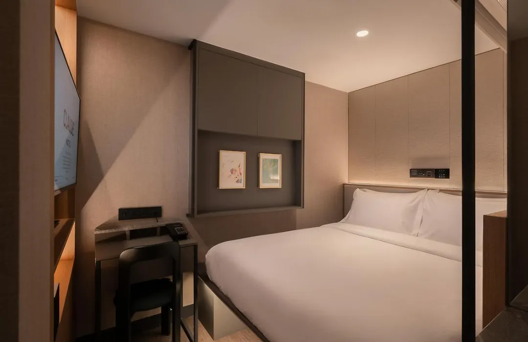 Claude Hotel-1