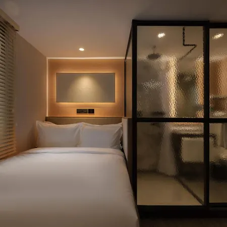 Claude Hotel-2