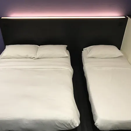 L Hotel At 51 Desker-2